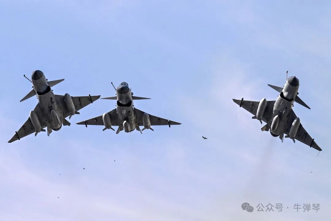 3月23日，巴基斯坦空军歼-10战斗机在伊斯兰堡举行的国庆阅兵式上飞越总统府。