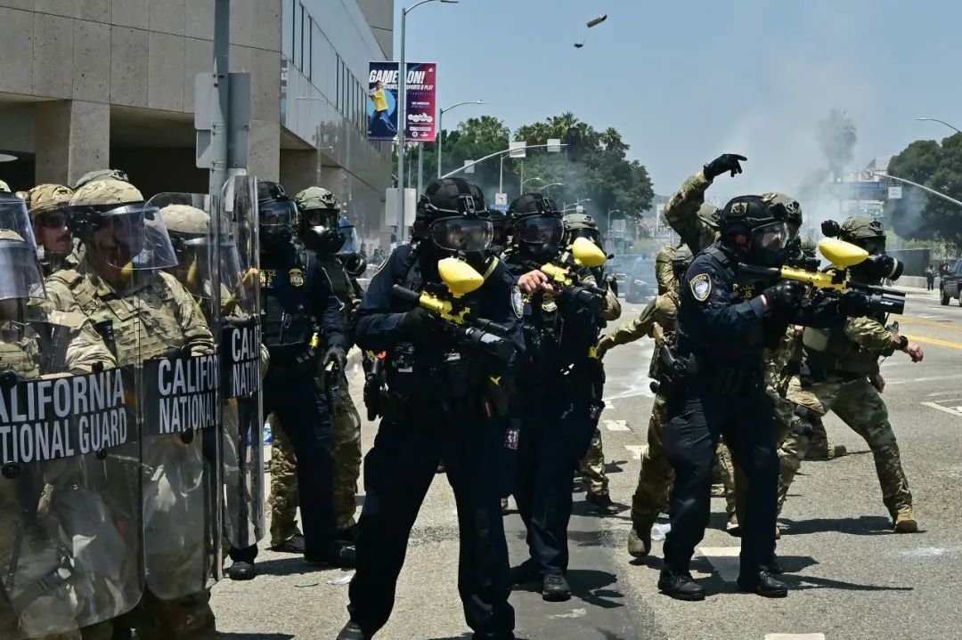 周日,国民警卫队士兵和国土安全部特工在洛杉矶大都会拘留中心外与示威者发生冲突。