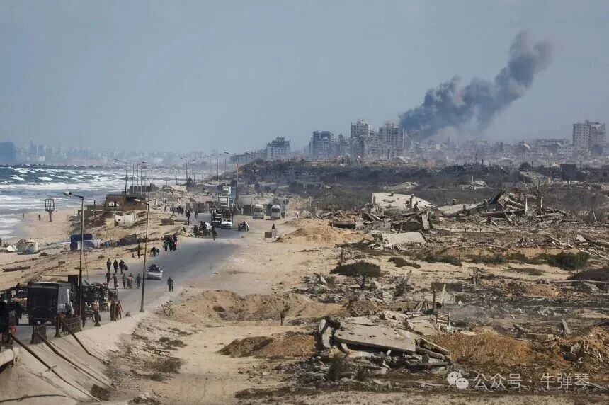 周四，在以色列军队命令加沙城居民撤离到加沙中部南部后，因以色列军事行动而逃离加沙北部的流离失所的巴勒斯坦人向南移动，以色列的袭击冒出浓烟。