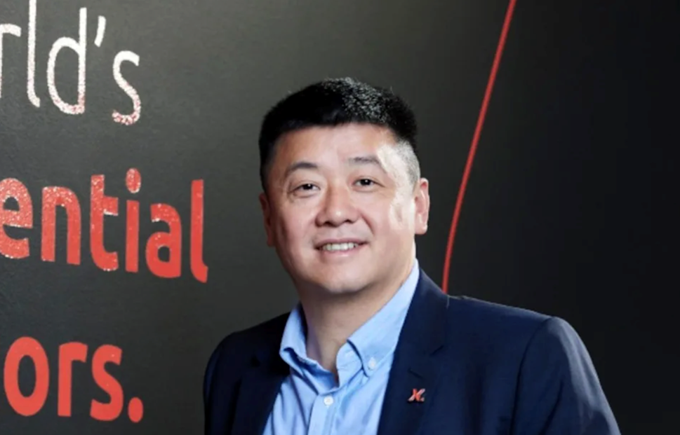 穿着西装笔挺的男子与配字 描述已自动生成