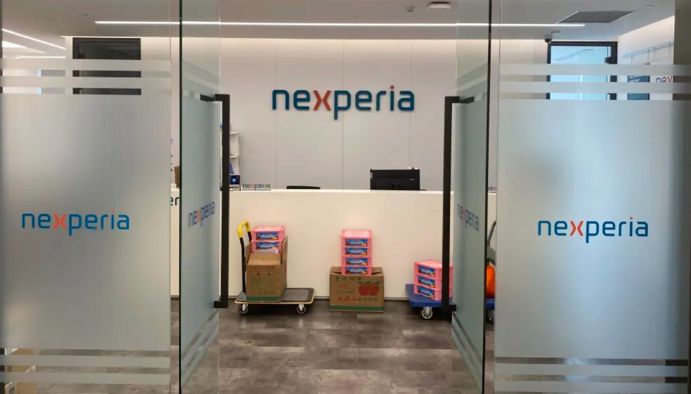 商店的玻璃门 中度可信度描述已自动生成