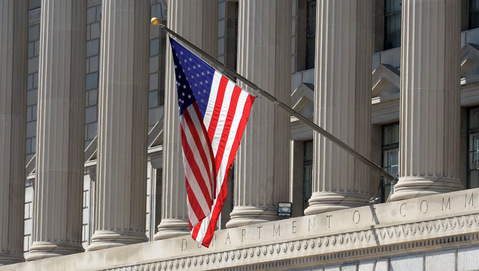 街道上的建筑 中度可信度描述已自动生成