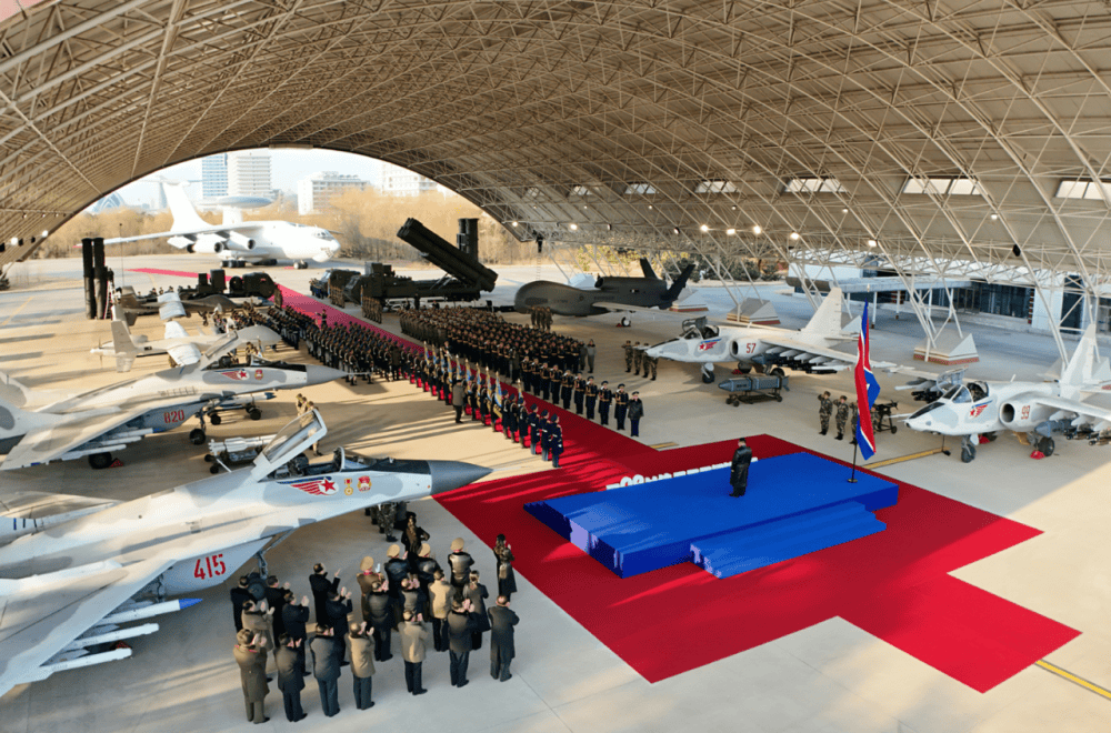 新导弹亮相，金正恩携女着“亲子装”出席朝鲜空军活动_搜狐网