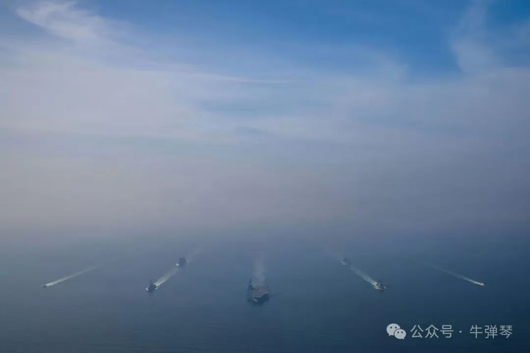 尼米兹级航空母舰亚伯拉罕·林肯号及其他舰艇于2月6日编队航行于阿拉伯海。