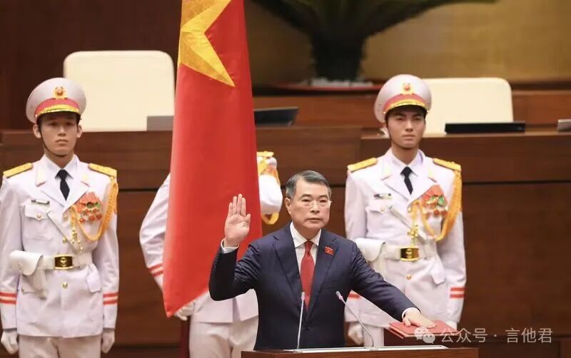 新任政府总理黎明兴宣誓就职。