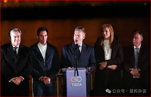 4月12日，匈牙利蒂萨党领导人毛焦尔·彼得（中）在胜选晚会上讲话