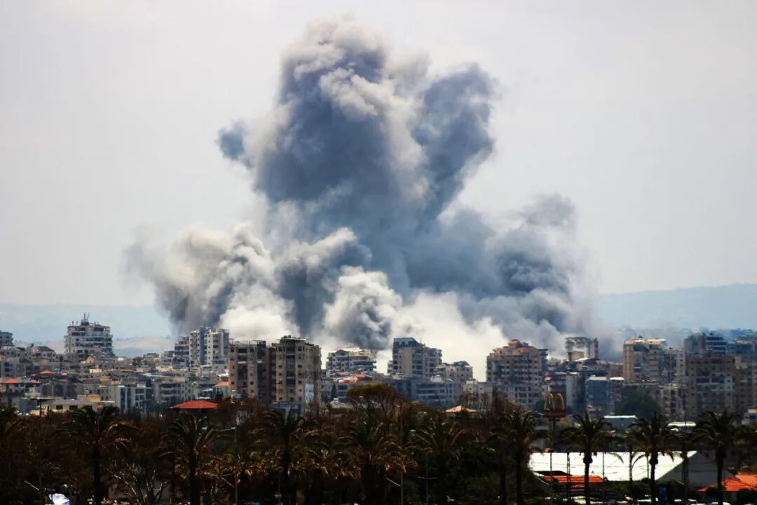 6月1日，以色列空袭黎巴嫩南部泰尔郊区后，一股烟雾升腾。