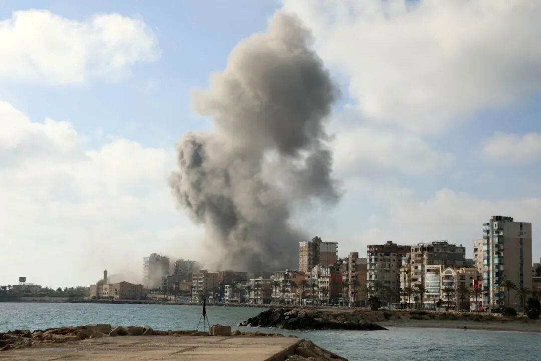 以色列空袭地点冒出浓烟，该空袭地点针对黎巴嫩南部沿海城市泰尔的一个社区。