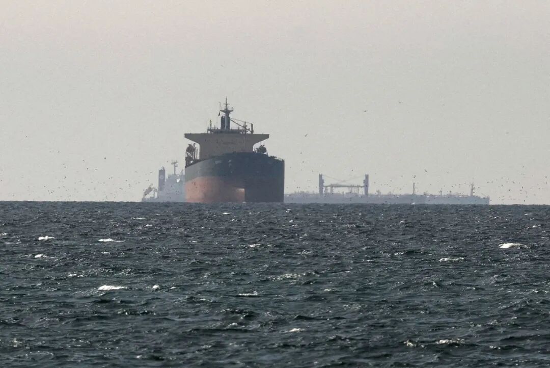 3月11日，货船从靠近阿曼穆桑达姆政府边境的拉斯海玛北部可见。