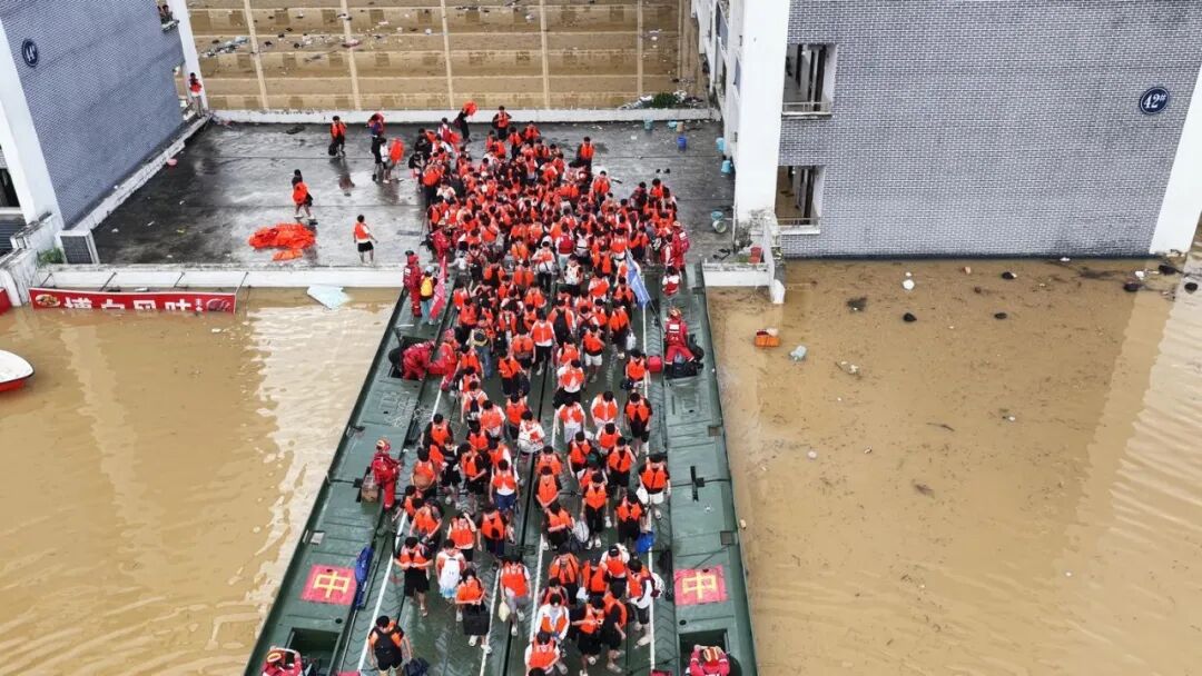 广西洪水致大批学生被困，「救援航母」开入校园，这是种什么装备？救灾中还有哪些硬核科技派上了用场？ - 知乎