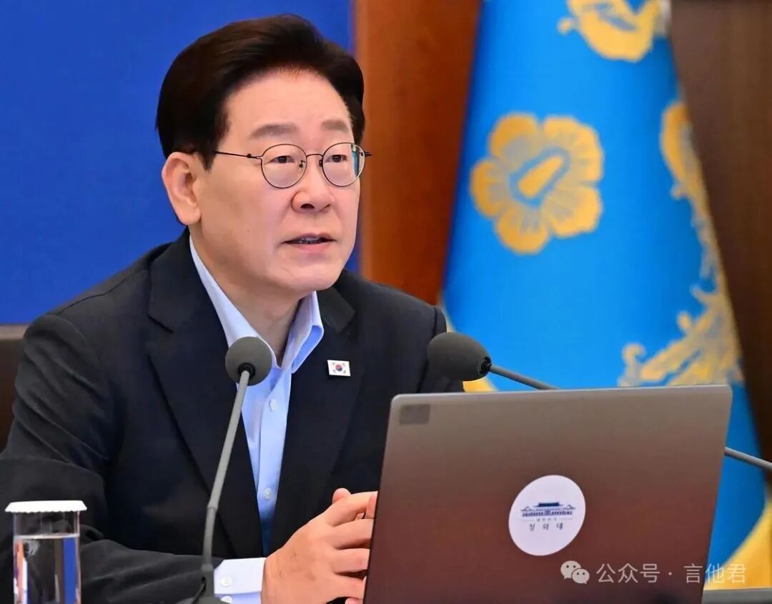 李在明总统于4日在青瓦台召开的内阁会议上发表讲话。青瓦台摄影记者团