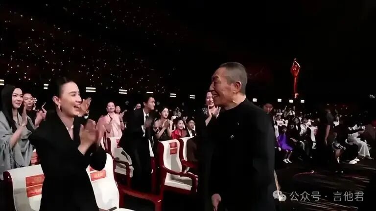 百花奖讽刺一幕！《哪吒》获奖无人起立，张艺谋获奖全场躬身致敬