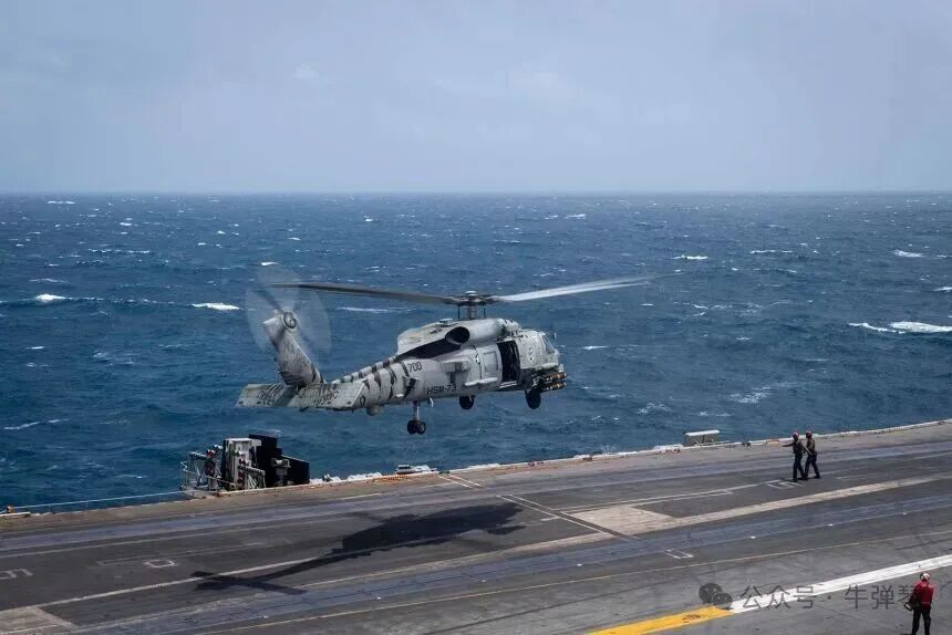 一架MH-60R海鹰在美国中央司令部责任区飞行作业期间从尼米兹号航空母舰的飞行甲板起飞。