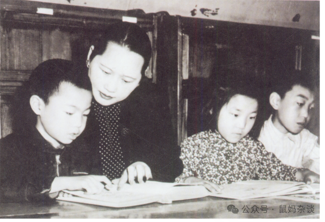 宋庆龄与识字班的孩子